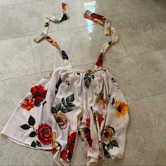 Meli + Eve high rise shorts with adjustable suspenders straps - Picture 3 of 11